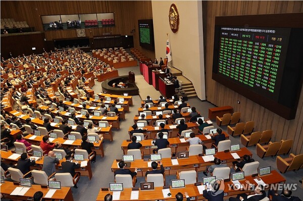 노란봉투법과 방송3법 개정안이 지난 9일 국회 본회의에 상정, 국민의힘이 전원 퇴장한 가운데 민주당, 정의당 등 야당 단독으로 국회를 통과했다. [사진=연합뉴스]