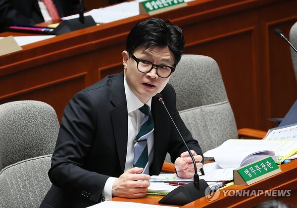 한동훈 법무부장관은 11일 입장문을 통해 "송 전 대표 같은 사람들이 어릴 때 운동권 했다는 것 하나로 사회에 생산적인 기여도 별로 없이 자그마치 수십년간 자기 손으로 돈 벌고 열심히 사는 대부분 시민들 위에 도덕적으로 군림했다"고 비판했다. [사진=연합뉴스]