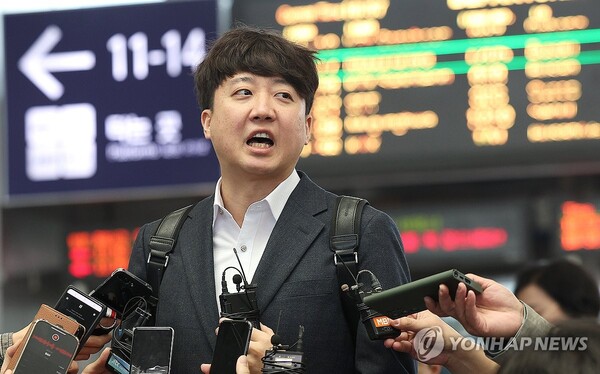 이 전 대표는 9일 대구방송 'TBC 8 뉴스'에 출연해 "신당을 한다면 그것의 중심 인물이 되는 사람들은 굉장히 어려운 도전을 해야 된다"면서 "신당을 한다고 하면 아마 대구에서 어떤 승부를 보는 것이 가장 어려운 선택이 아닐까 이런 생각을 하고 절대 회피하지 않겠다"고 말했다. [사진=연합뉴스]