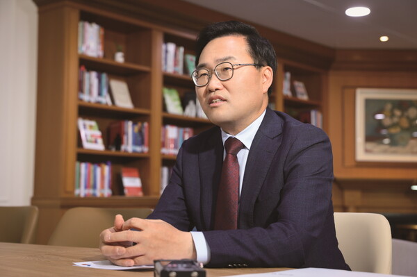 홍석준 국민의힘 의원은 10일 CBS 라디오 '박재홍의 한판승부'에 나와 이 전 대표를 향해 "보수 우파의 당대표를 지냈던 사람이 대구에 출마하는 것을 두고 '회피하지 않겠다', 이런 이야기를 하는 게 상당히 좀 의아하다, 뜨악하다"고 말했다. [사진=의원실]