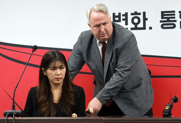 국민의힘 인요한 혁신위원장이 9일 여의도 당사에서 열린 제5차 전체회의에서 이소희 혁신위원의 휠체어를 밀며 입장하고 있다. [사진=연합뉴스]