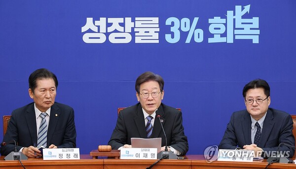 원외 친명 인사들이 연이어 비명계 현역 의원 지역구에 도전장을 내면서 '공천갈등' 조짐이 곳곳에서 불거지고 있다 [사진=연합뉴스]