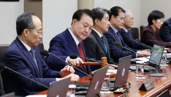 윤석열 대통령이 14일 서울 용산 대통령실 청사에서 열린 국무회의에서 개회 선언을 하고 있다. [사진=연합]