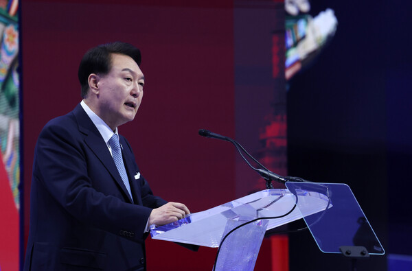 아시아태평양경제협력체(APEC) 정상회의 참석차 미국을 방문한 윤석열 대통령이 15일(현지시간) 샌프란시스코 모스코니 센터에서 열린 APEC CEO 서밋에서 기조연설을 하고 있다.[사진=연합뉴스]