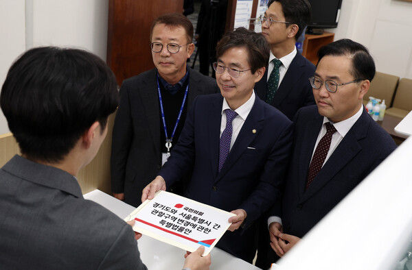 국민의힘 뉴시티 프로젝트 특별위원회 조경태 위원장이 16일 오후 국회 의안과에서 경기도와 서울특별시 간 관할구역 변경에 관한 특별법률안을 접수하고 있다. [사진=연합뉴스]