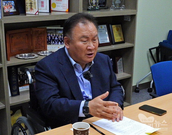 이상민 더불어민주당 의원은 지난 5월 16일 국회 의원회관에서 진행된 폴리뉴스 김능구 대표와의 정국인터뷰에서 발언하고 있다. [사진=폴리뉴스]