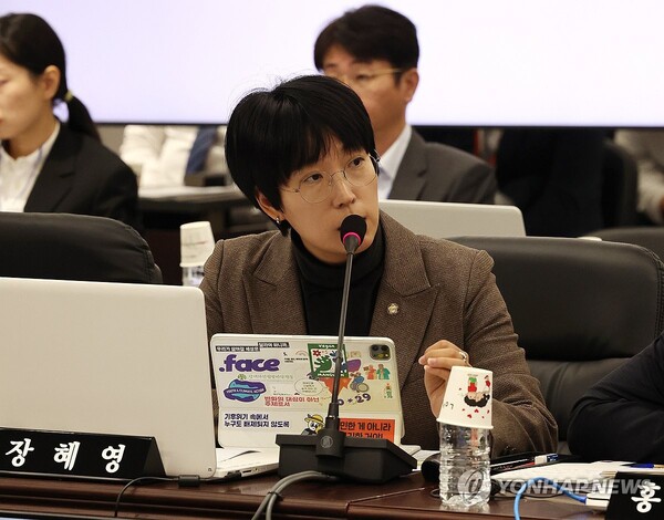 장혜영 정의당 의원은 지난 14일 환경운동연합·기후변화청년모임 ‘빅웨이브’ 등 기후환경단체와 국회 소통관에서 기자회견을 열고 이달말 종료되는 '국회 기후특위'의 활동기한 연장, 상설화, 입법권 부여 등을 촉구했다. 사진은 장혜영 의원. [사진=연합뉴스]