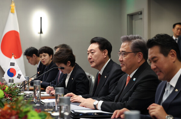 아시아태평양경제협력체(APEC) 정상회의 참석차 미국을 방문한 윤석열 대통령이 16일(현지시간) 샌프란시스코 한 호텔에서 열린 기시다 후미오 일본 총리와의 한일 정상회담에서 발언하고 있다. [사진=연합뉴스]