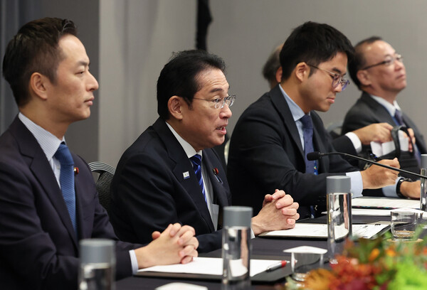 아시아태평양경제협력체(APEC) 정상회의 참석차 미국을 방문한 기시다 후미오 일본 총리가 16일(현지시간) 샌프란시스코 한 호텔에서 열린 윤석열 대통령과의 한일 정상회담에서 발언하고 있다. [사진=연합뉴스]