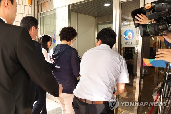 통장 잔고증명서를 위조·행사한 혐의에 대해 윤석열 대통령의 장모 최은순(76)씨가 징역 1년을 확정받았다. [사진=연합뉴스]