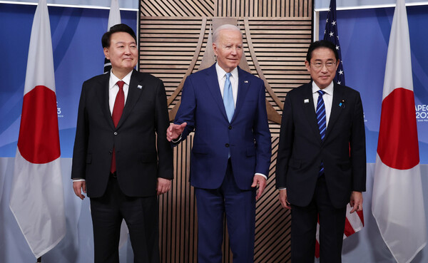 ​​ 아시아태평양경제협력체(APEC) 정상회의 참석차 미국을 방문 중인 윤석열 대통령이 16일(현지시간) 미국 샌프란시스코 모스코니센터에서 열린 한미일 정상 회동에서 조 바이든 미국 대통령, 기시다 후미오 일본 총리와 기념촬영을 하고 있다.[사진=연합뉴스]