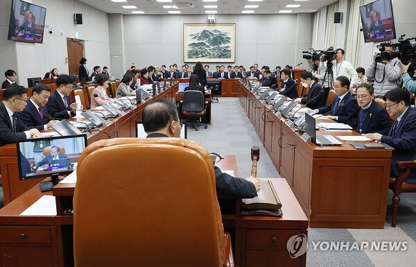 17일 국회에서 열린 운영위원회 전체회의에서 윤재옥 위원장이 의사봉을 두드리고 있다.
