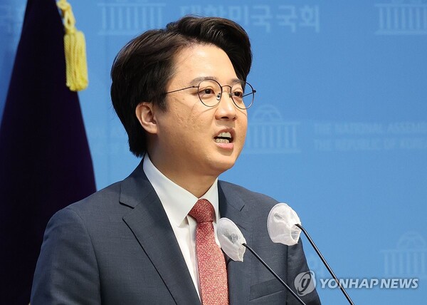 국민의힘 이준석 전 대표가 16일 국회에서 현안 관련 기자회견을 하고있다. [사진=연합뉴스]