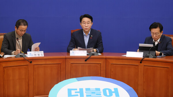 더불어민주당 조정식 사무총장이 지난 12일 국회에서 기자간담회를 하고 있다. [사진=연합뉴스]