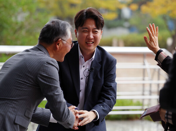 이준석 전 국민의힘 대표가 4일 오후 부산 경성대학교에서 열린 이언주 전 의원과 함께 진행한 토크콘서트에 참석하고 있다. [사진=연합뉴스]