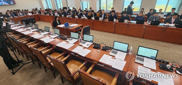 20일 국회 산업통상자원중소벤처기업위원회 전체회의가 여당 의원들이 불참한 채 열리고 있다. [사진=연합뉴스]