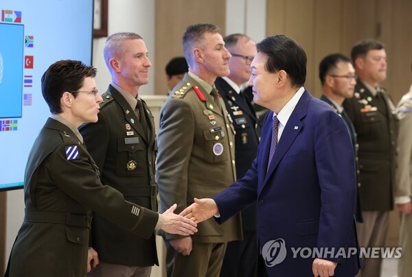 윤석열 대통령이 용산 대통령실 청사에서 열린 유엔사 주요 직위자 초청 간담회에 입장하며 참석자들과 악수하고 있다 [사진=연합뉴스]