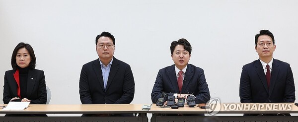 이준석 전 국민의힘 대표가 26일 대구 북구 엑스코에서 열린 '더 나은 미래를 향한 우리의 고민' 토크 콘서트에 앞서 기자 간담회를 갖고 있다. 왼쪽부터 국민의힘 허은아 의원, 천하람 순천갑 당협위원장, 이준석 전 국민의힘 대표, 이기인 경기도의회 의원. [사진=연합뉴스]