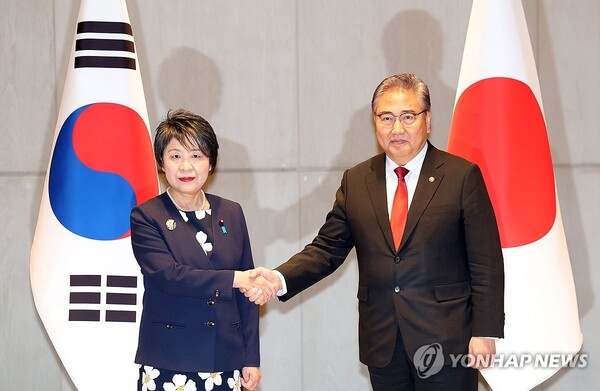 박진 외교부 장관(오른쪽)과 가미카와 요코 일본 외무상이 26일 오전 부산 해운대구 시그니엘부산에서 만나 양자 회담을 하기 전 악수하고 있다. [사진=연합뉴스]