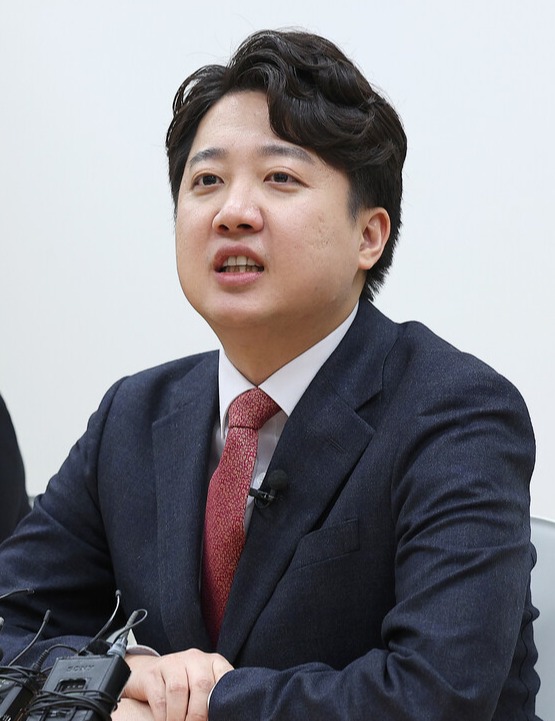 이준석 전 국민의힘 대표가 26일 대구 북구 엑스코에서 열린 '더 나은 미래를 향한 우리의 고민' 토크 콘서트에 앞서 기자 간담회를 갖고 있다. [사진=연합뉴스]