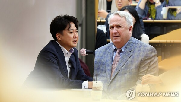 국민의힘 이준석 전 대표가 27일 인요한 혁신위원장이 자신을 겨냥해 '도덕이 없는 것은 부모 잘못'이라는 발언을 한 데 대해 불쾌감을 표현했다. [사진=연합뉴스]