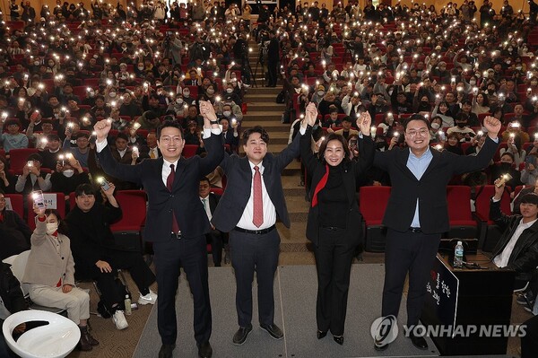 내년 총선을 앞두고 정치권에서 제3지대가 난립하고 있는 가운데 이준석 신당을 중심으로 빅텐트가 서는 모습이다 [사진=연합뉴스]