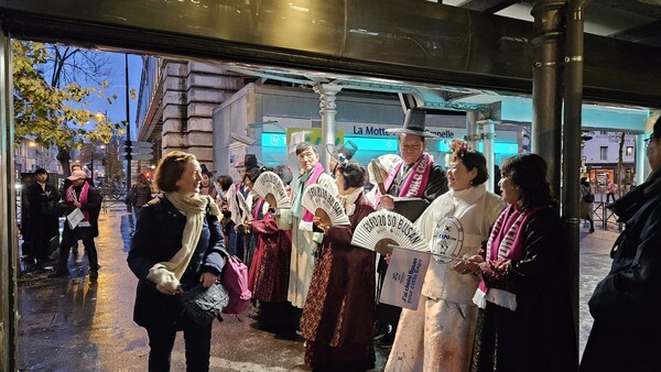 부산 시민·사회단체 대표들이 한복을 곱게 차려입고 출근길 시민들을 대상으로 2030부산세계박람회 유치를 홍보하는 활동을 펼쳤다 [사진=연합뉴스]