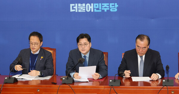 더불어민주당 홍익표 원내대표가 5일 국회에서 원내대책회의를 하고 있다. [사진=연합뉴스]