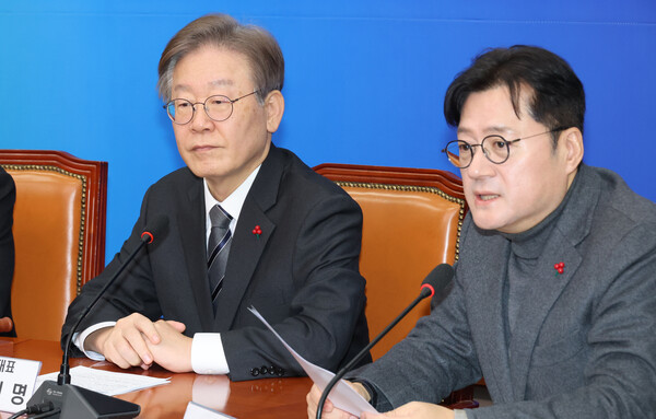  더불어민주당 이재명 대표가 15일 국회에서 열린 최고위원회의에서 홍익표 원내대표의 발언을 듣고 있다. [사진=연합뉴스]