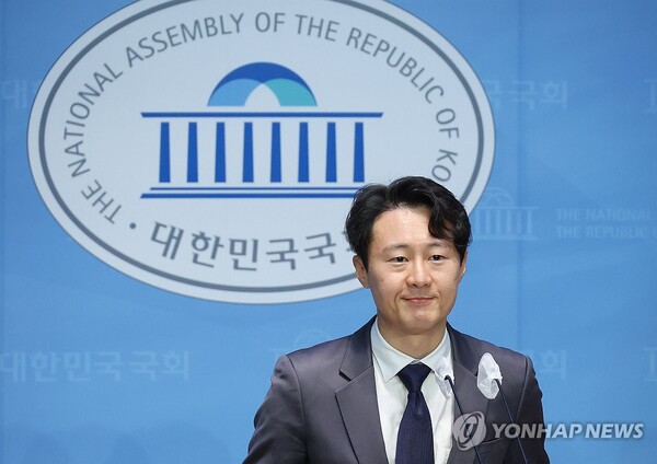 민주당 내에서는 이탄희 의원을 중심으로 연동형을 관철해야 한다는 목소리가 나오고 있다 [사진=연합뉴스]