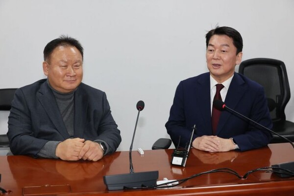 15일 민주당을 탈당한 이상민 의원이 국민의힘 안철수 의원과 국회에서 공개 회동을 했다. [사진=연합뉴스]