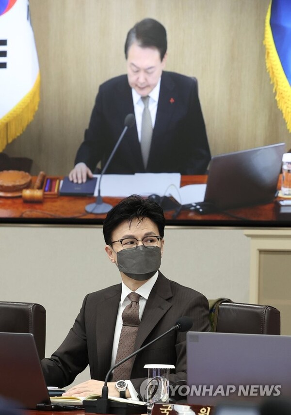 '한동훈 장관'의 국민의힘 비대위원장설에 김종인 전 비대위원장도, 尹멘토 신평 변호사도 모두 '불가론'을 폈다. 또 더불어민주당은 "윤석열 아바타 비대위에 윤바타위원장"이라고 비난했다 [사진=연합뉴스]