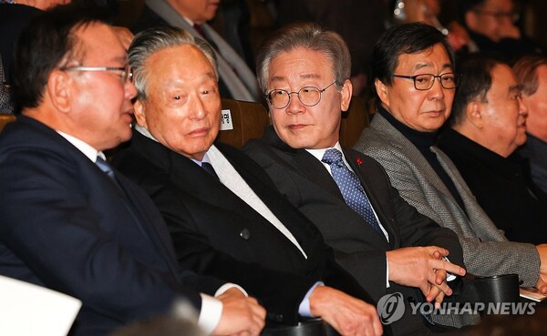 18일 '길위에 김대중' 시사회에서 김부겸 전 총리와 이재명 대표가 만났다. 왼쪽부터 김부겸 전 총리, 권노갑 김대중재단 이사장, 이재명 대표, 김홍업 김대중평화센터 이사장.[사진=연합뉴스]