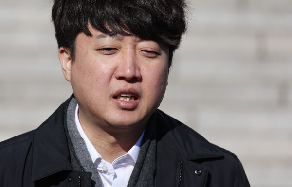 이준석 전 국민의힘 대표가 30일 국회 본관 앞에서 해병대 예비역 전국연대가 연 채상병 특검법 처리 촉구 시위를 마치고 취재진의 질문에 답하고 있다. [사진=연합뉴스]