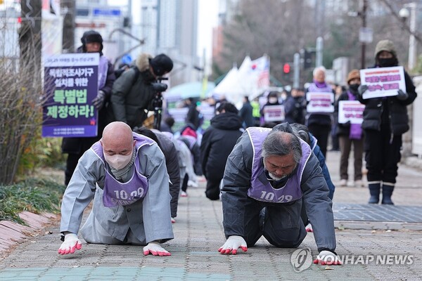 피해자 유가족들이 18일 국회 앞에서 이태원 참사 특별법 국회 본회의 통과 촉구 오체투지를 하고 있다 [사진=연합뉴스]