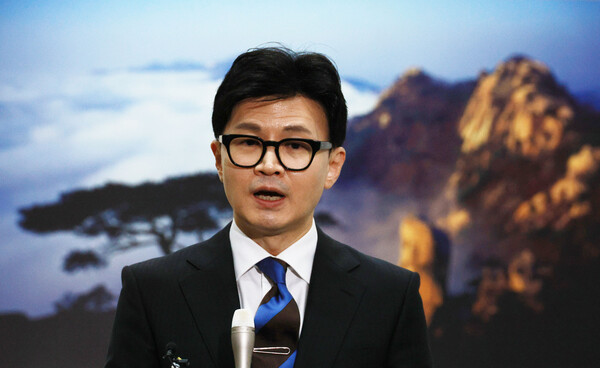 한동훈 법무부 장관이 21일 오후 과천 법무부 청사에서 이임식을 마치고 취재진 질문에 답하고 있다. [사진=연합뉴스]