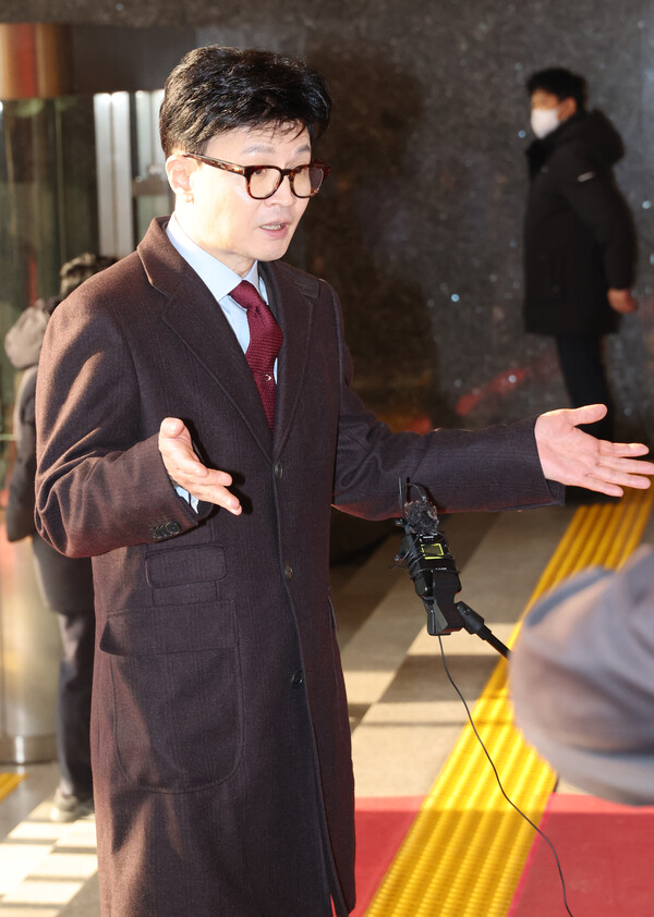 국민의힘 한동훈 비상대책위원장이 27일 국회에서 기자들의 질문에 답하고 있다. [사진=연합뉴스]