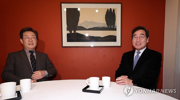 더불어민주당 이재명 대표와 이낙연 전 대표가 30일 오전 서울 중구의 한 식당에서 만나 대화를 나누고 있다. [사진=연합뉴스]