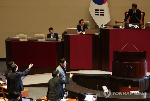 21일 국회에서 열린 본회의에서 이태원참사 특별법 상정을 요구하는 더불어민주당 홍익표 원내대표와 박주민 최고위원 등이 산회를 선언하는 김진표 국회의장에게 항의하고 있다. 김 의장은 해당 법안 상정에 대해 여야 합의가 먼저 이뤄져야 한다며 상정을 하지 않았다. [사진=연합뉴스]