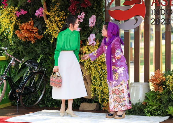 지난 9월 아세안 정상회의 배우자 프로그램에서 ‘빌리언템’의 가방을 들고 있는 김건희 여사