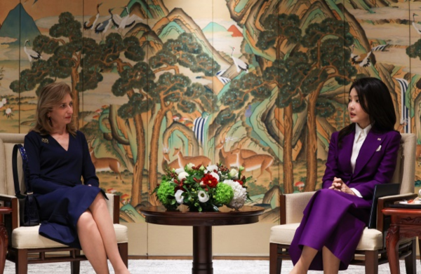 지난 11월, 김건희 여사가 이탈리아 대통령과 함께 방한한 영애 ‘라우라 마타렐라’ 여사와 환담하는 모습