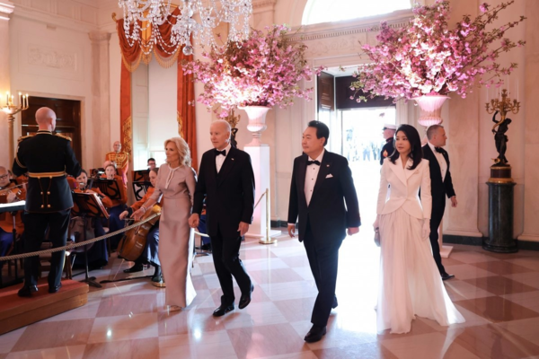 지난 4월 미국 국빈만찬장에 참석하는 윤석열 대통령 부부와 조 바이든 미국 대통령 부부