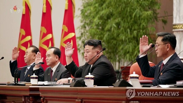 김정은 북한 국무위원장이 남북관계를 '동족관계'가 아닌 '적대적 두 국가 관계'로 규정하고 대한민국과의 통일은 성사될 수 없다는 입장을 밝혔다 [사진=조선중아TV=연합뉴스]