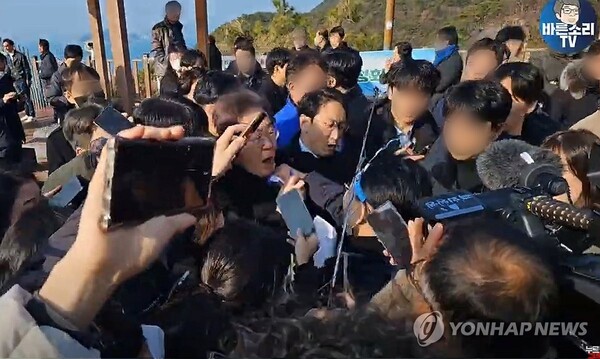 습격당하는 이재명 대표 [사진=연합뉴스]