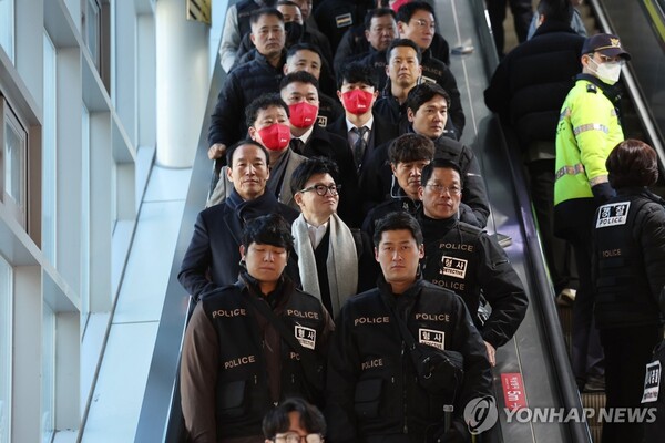 한 위원장의 광주 방문 과정에서 경찰의 경호가 지나치게 과도했다는 반응이 나왔다 [사진=연합뉴스]