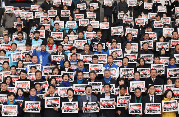 5일 국회 본청 앞에서 더불어민주당과 정의당, 진보당과 기본소득당 등 야 4당이 '김건희, 50억 클럽 특검 거부 규탄대회'를 하고 있다. [사진=연합뉴스]