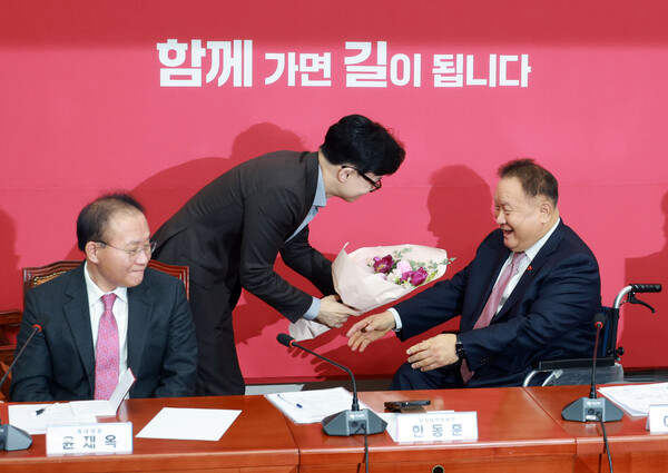 국민의힘 한동훈 비상대책위원장이 8일 국회에서 열린 비상대책위위원회 회의에서 국민의힘에 새로 입당한 이상민 의원에게 환영 꽃다발을 전달하고 있다. [사진=연합뉴스]