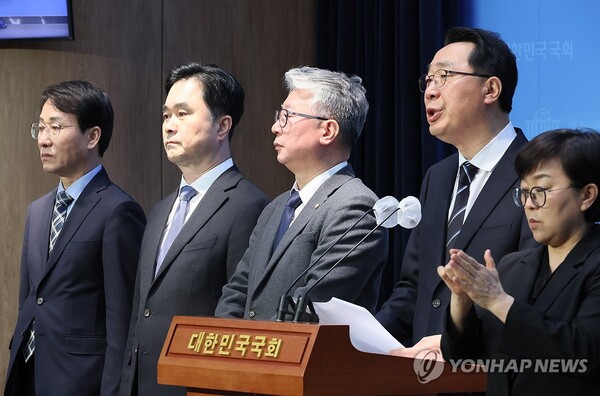 원칙과상식도 조건부 탈당을 언급하기 시작했다 [사진=연합뉴스]