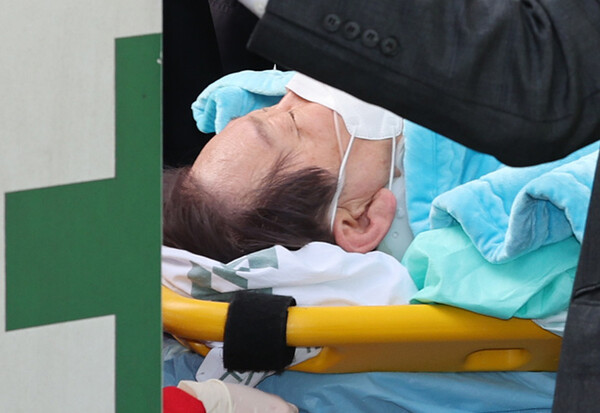 부산 방문 일정 중 흉기에 피습된 더불어민주당 이재명 대표가 2일 서울 종로구 서울대병원으로 이송되고 있다. [사진=연합뉴스]