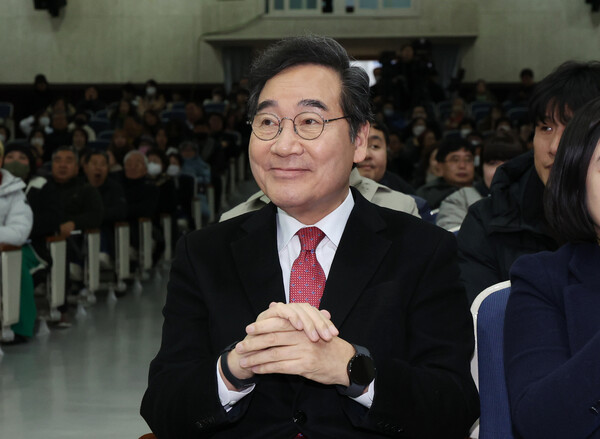 더불어민주당 이낙연 전 대표가 8일 오후 울산상공회의소에서 열린 이미영 전 울산시의원의 출판기념회에 참석해 무대를 보고 있다. [사진=연합뉴스]